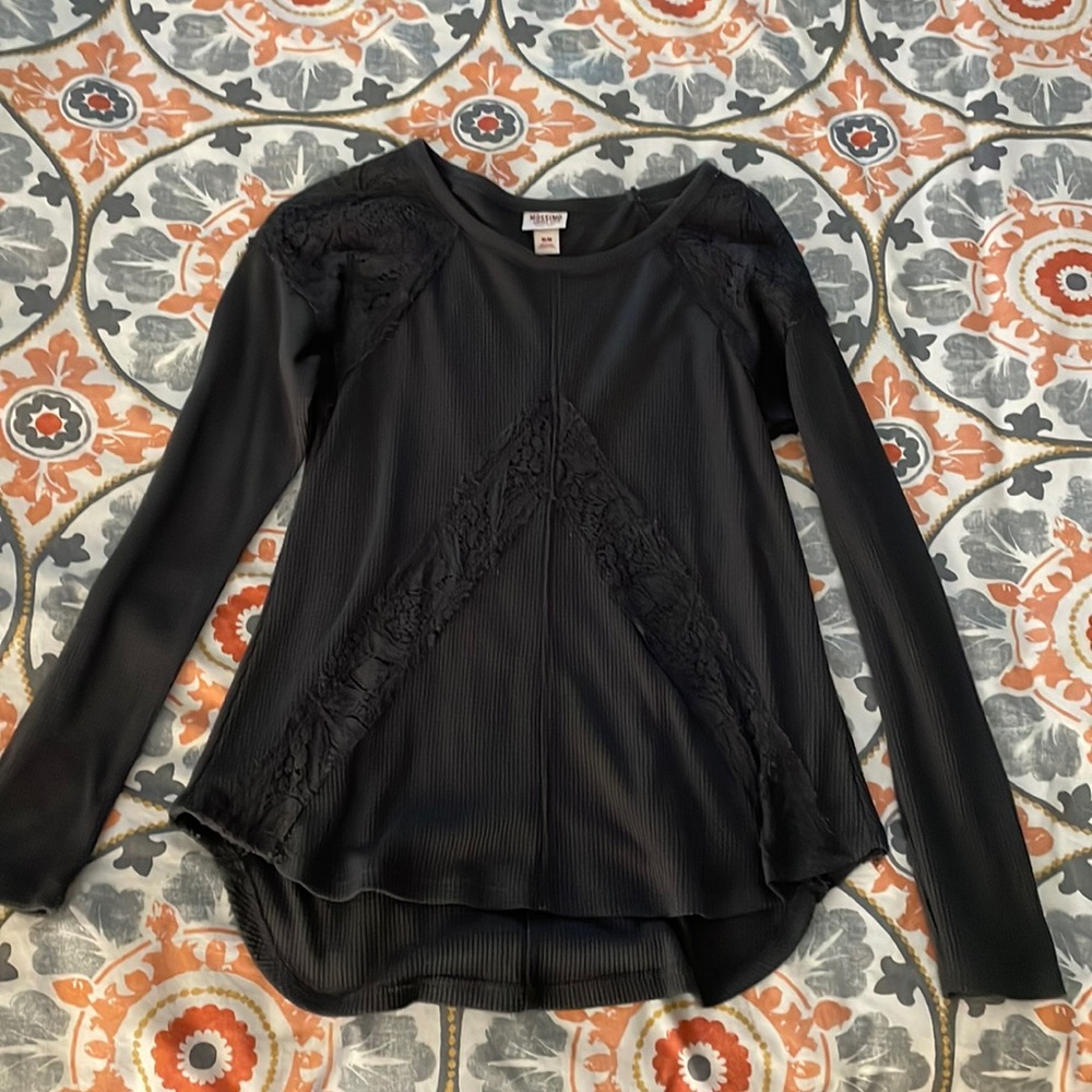 Super cute long sleeve casual gray shirt.